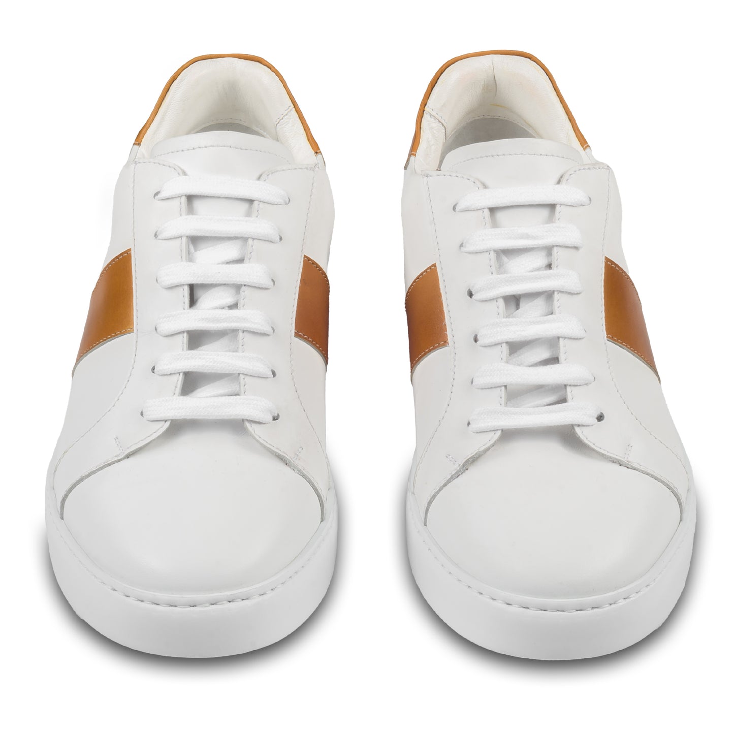 Brecos Herren Kalbsleder Sneaker in weiß mit cognak braun. Leichte, weiße Gummisohle. Handgefertigt in Italien. Paarweise Ansicht von vorne.
