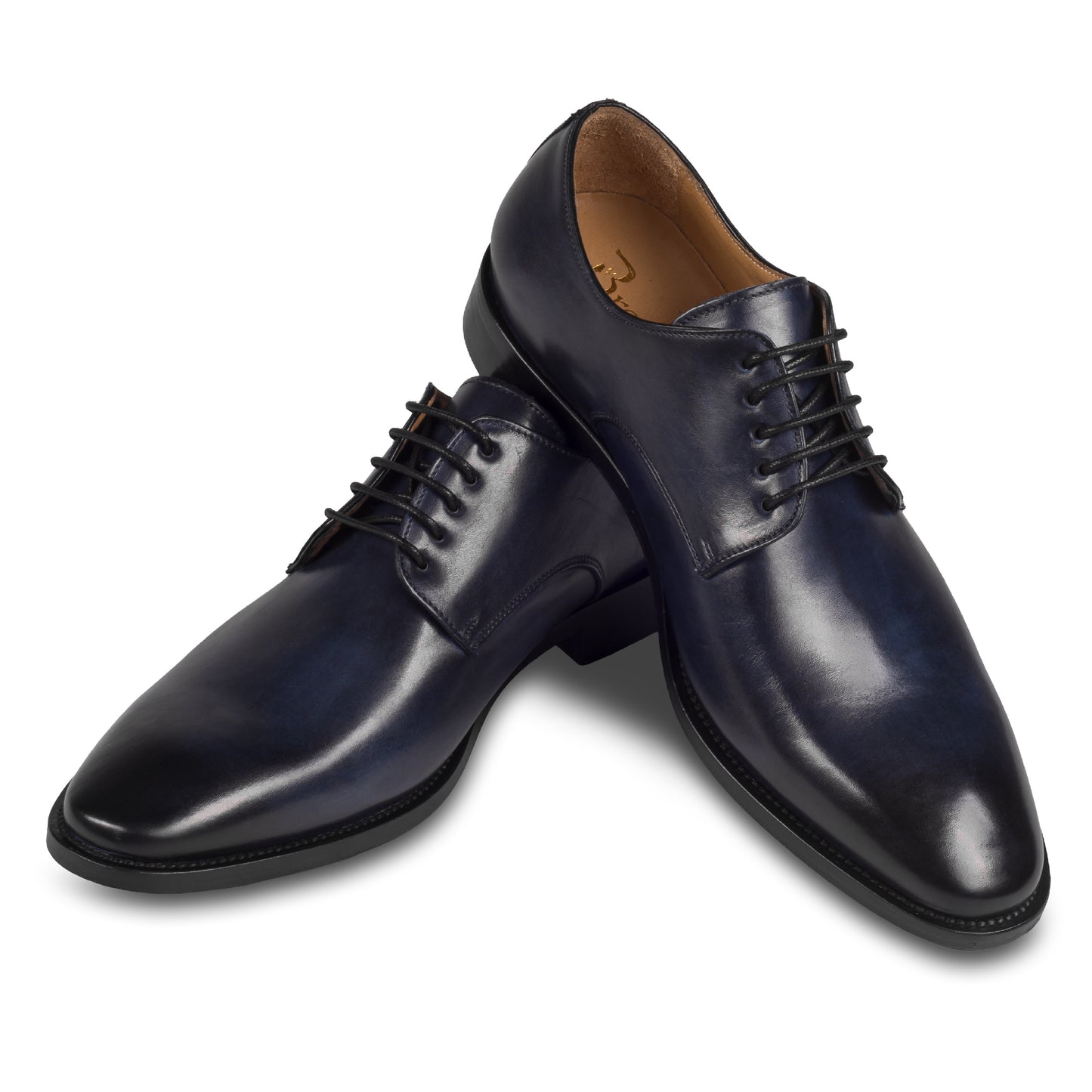 BRECOS – Italienische Herren Anzugschuhe, Plain Derby Schnürer in dunkel blau. Handgefertigt und durchgenäht. Schuhe paarweise überkreuzt aufgestellt.