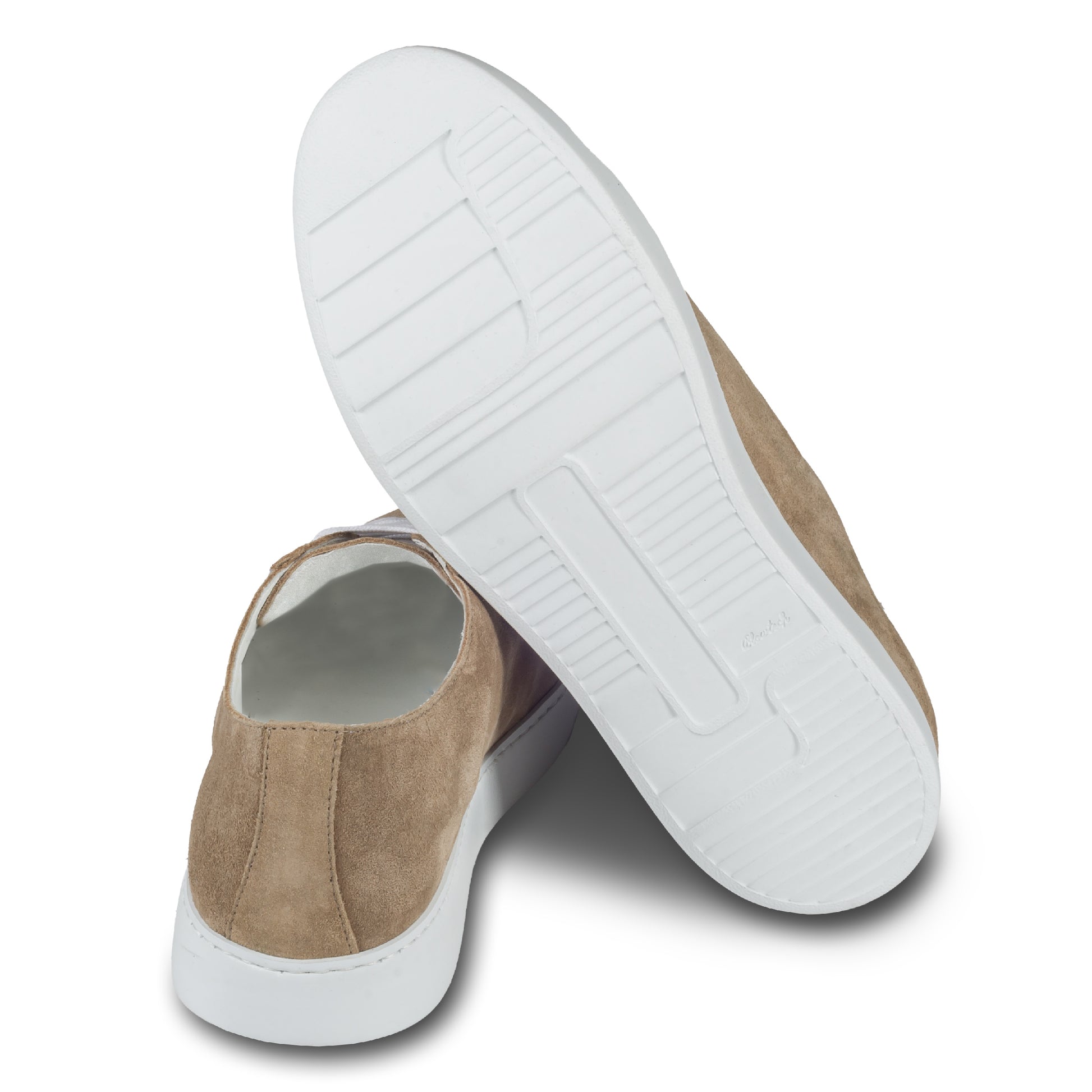 Brecos Herren Sneaker aus Veloursleder in beige / hellbraun. Leichte, weiße Gummisohle. Handgefertigt in Italien. Ansicht der Ferse und Sohlenunterseite.