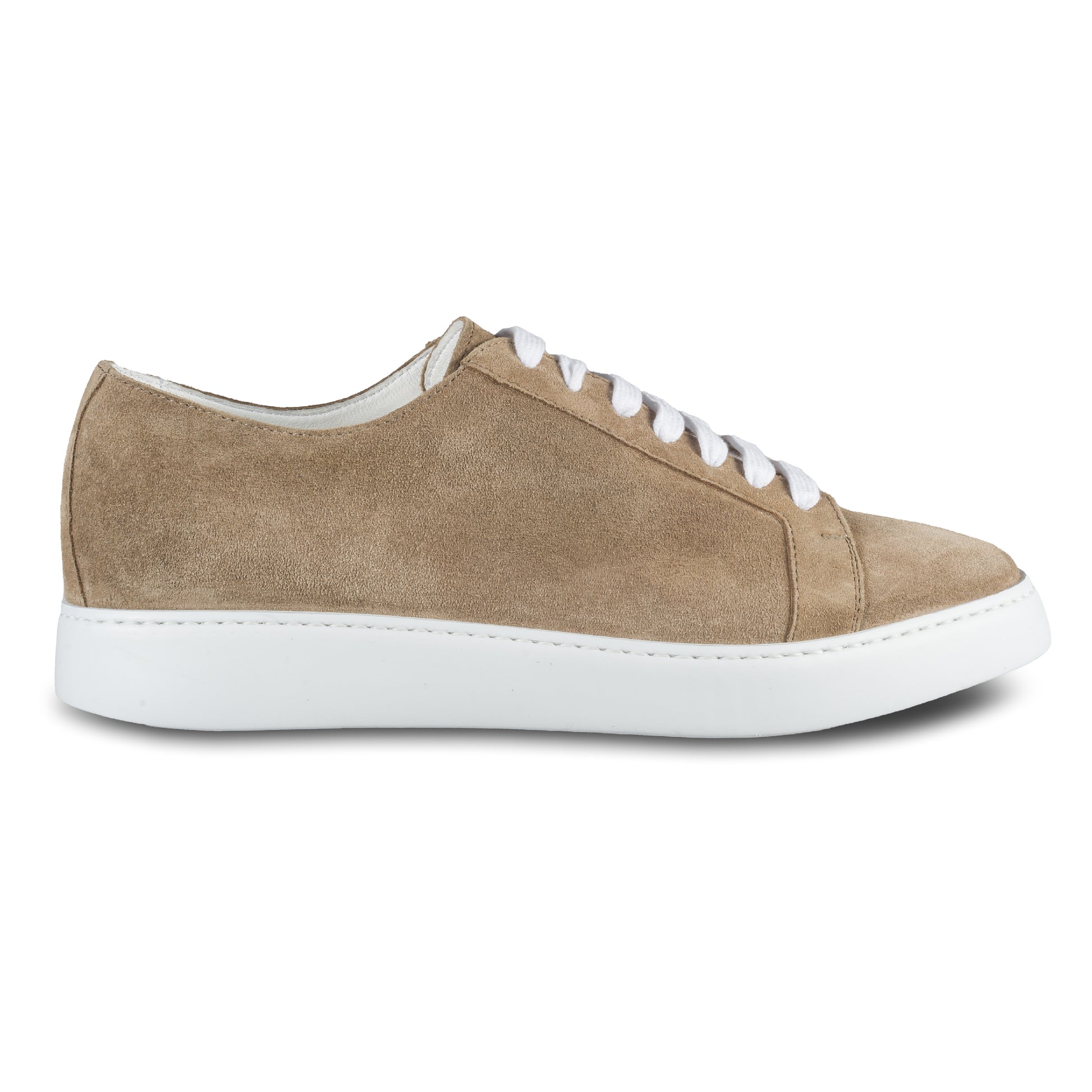 Brecos Herren Sneaker aus Veloursleder in beige / hellbraun. Leichte, weiße Gummisohle. Handgefertigt in Italien. Ansicht der Außenseite rechter Schuh.