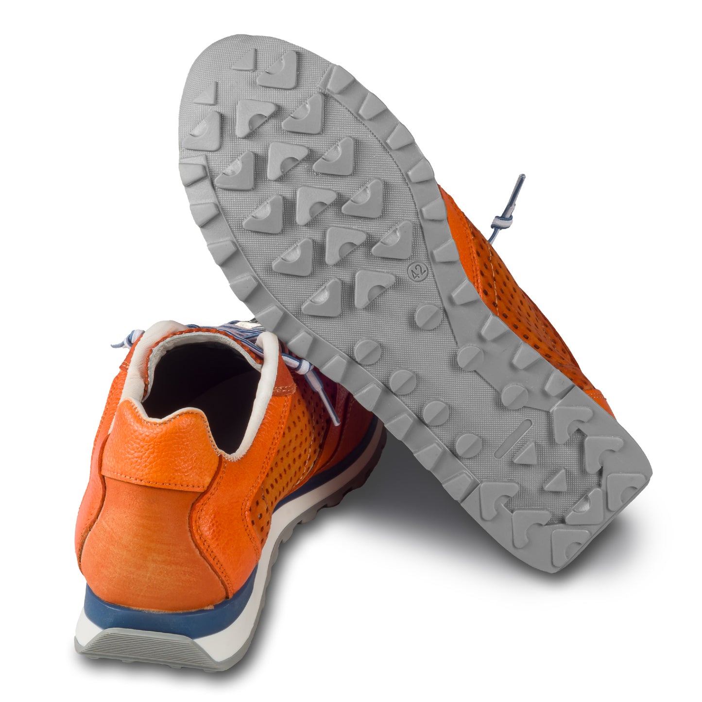 CETTI Herren Sommer Leder Sneaker, Modell „C848“ in orange (used tin ambar). Perforiertes Leder. Made in Spain. Ansicht der Ferse und Sohlenunterseite.