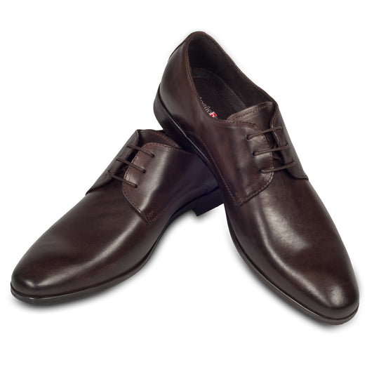 Nicola Benson | Leder Schnürer Plain Derby dunkelbraun, handgefertigt. Ansicht paarweise überkreuzt