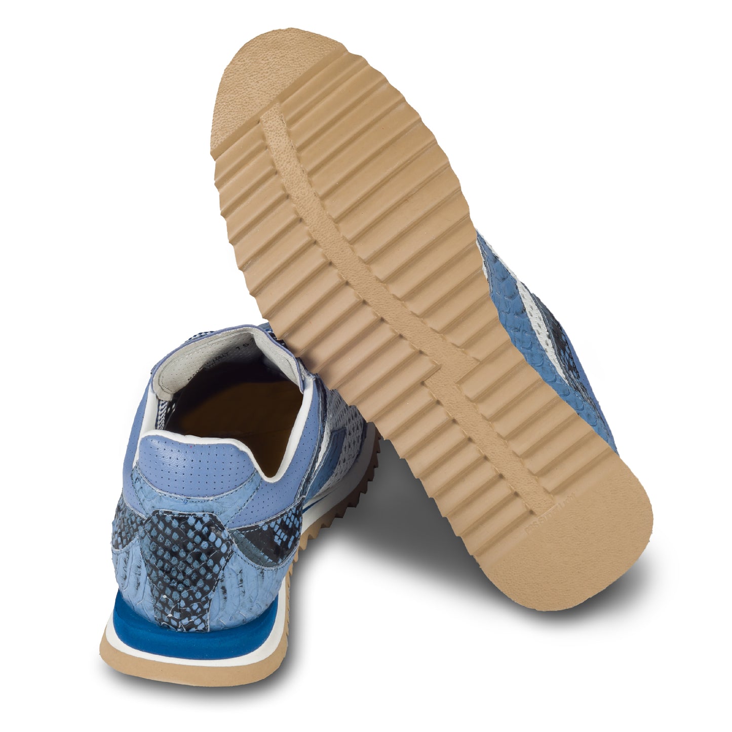 Lorenzi Herren Leder Sneaker in blau / weiß mit Schlangen-Prägung und perforiertem Kalbsleder. Handgefertigt in Italien. Ansicht der Ferse und Sohlenunterseite.