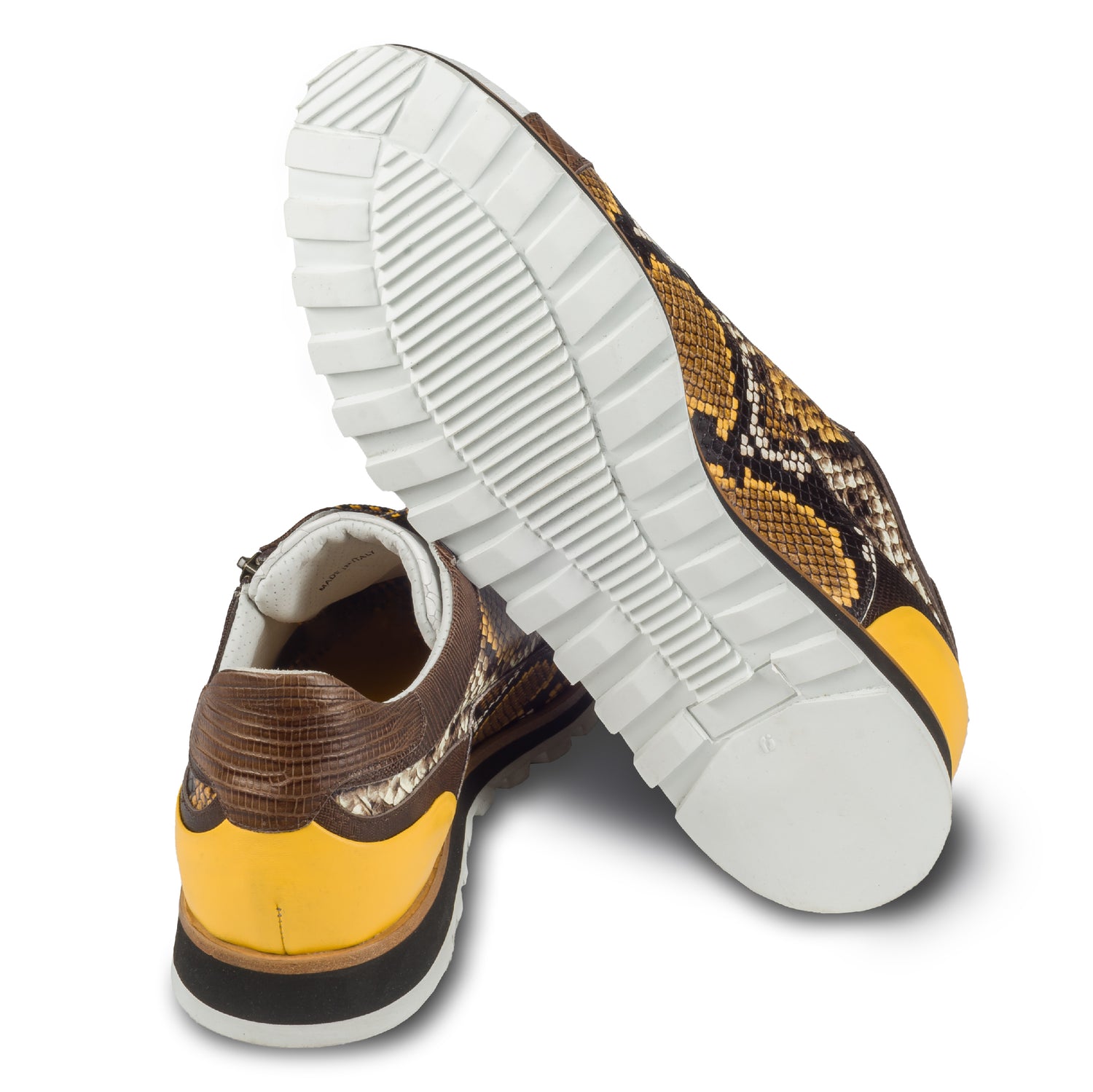 Lorenzi Herren Leder-Sneaker in weiß / gelb / braun mit Schlangen-Prägung. Handgefertigt. Ansicht der Ferse und Sohlenunterseite. 