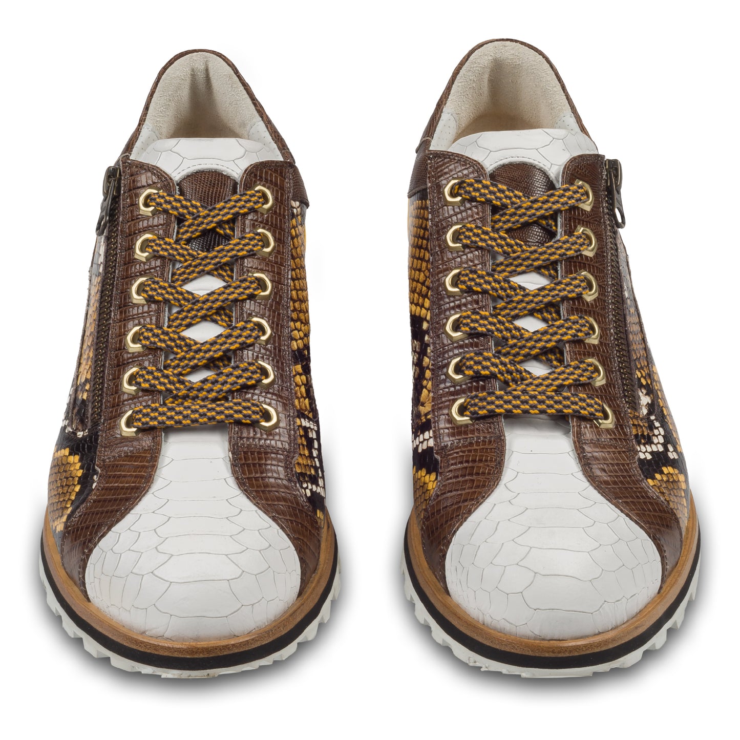 Lorenzi Herren Leder-Sneaker in weiß / gelb / braun mit Schlangen-Prägung. Handgefertigt. Paarweise Ansicht von vorne. Gemusterte Schnürsenkel in grau/gelb.