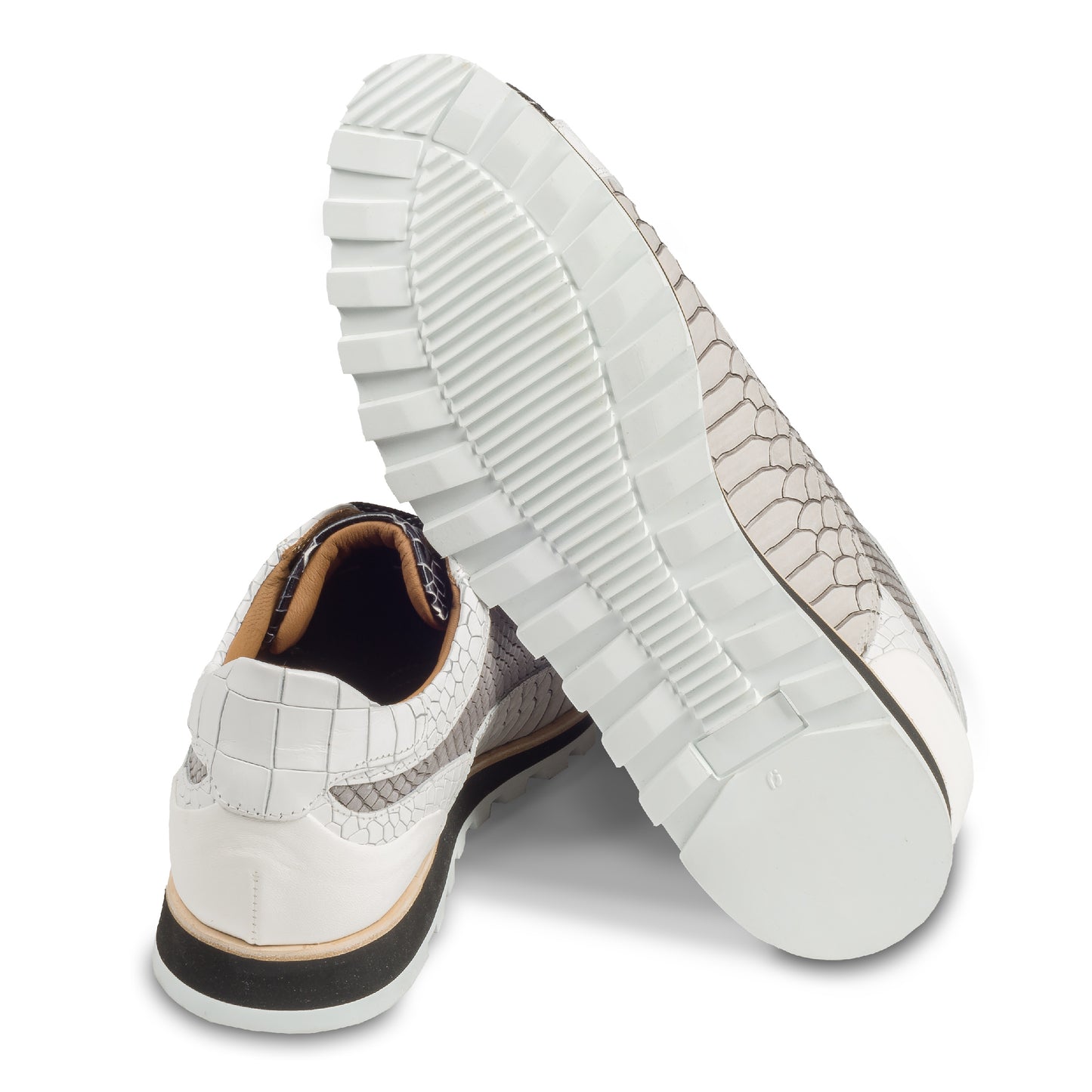 Lorenzi Italienische Herren Leder Sneaker in schwarz mit weiß, mit edler Lederprägung. Handgefertigt. Ansicht der Ferse und Sohlenunterseite.