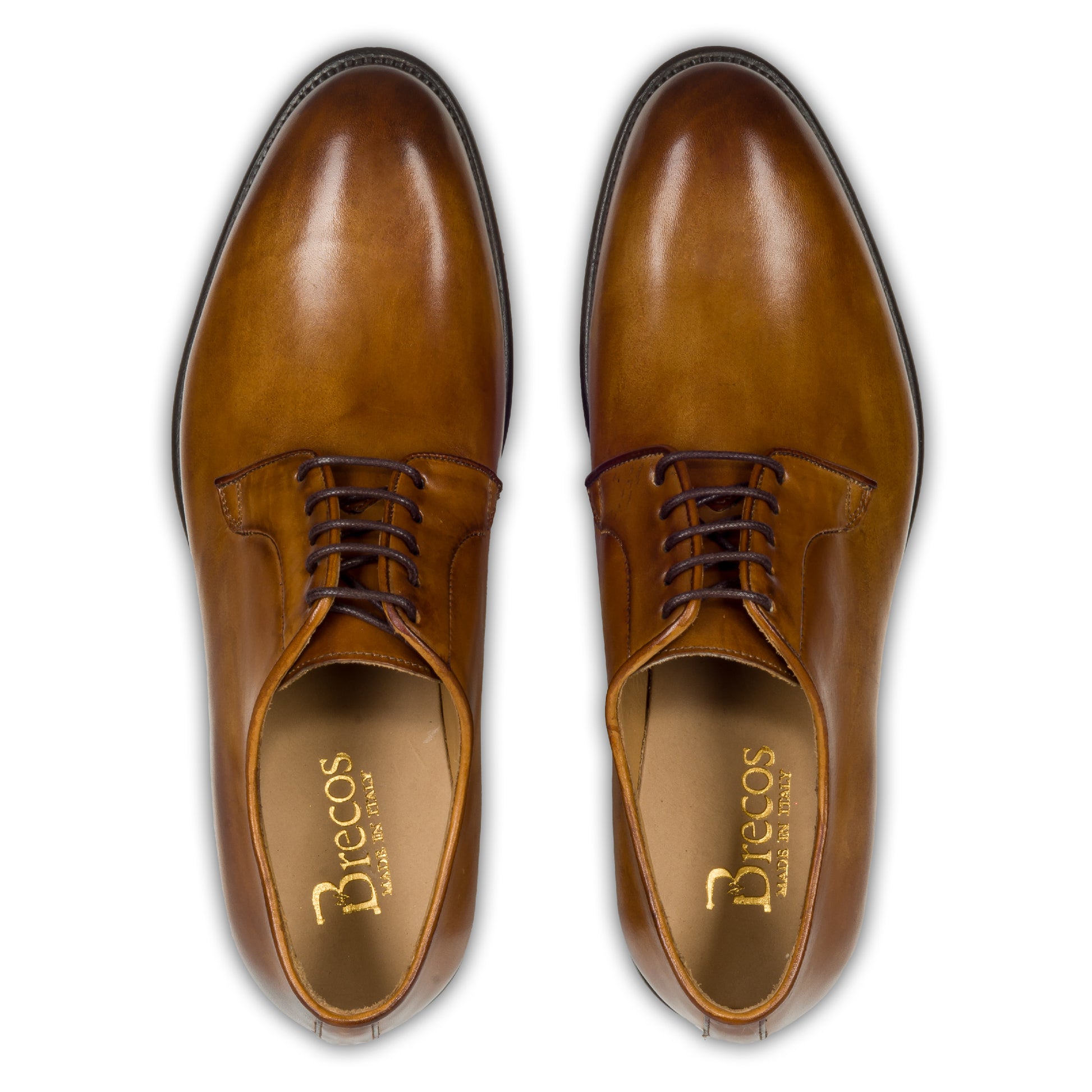 Brecos - Durchgenähter Plain Derby cognac braun, paarweise Draufsicht aus angezogener Perspektive am Fuß
