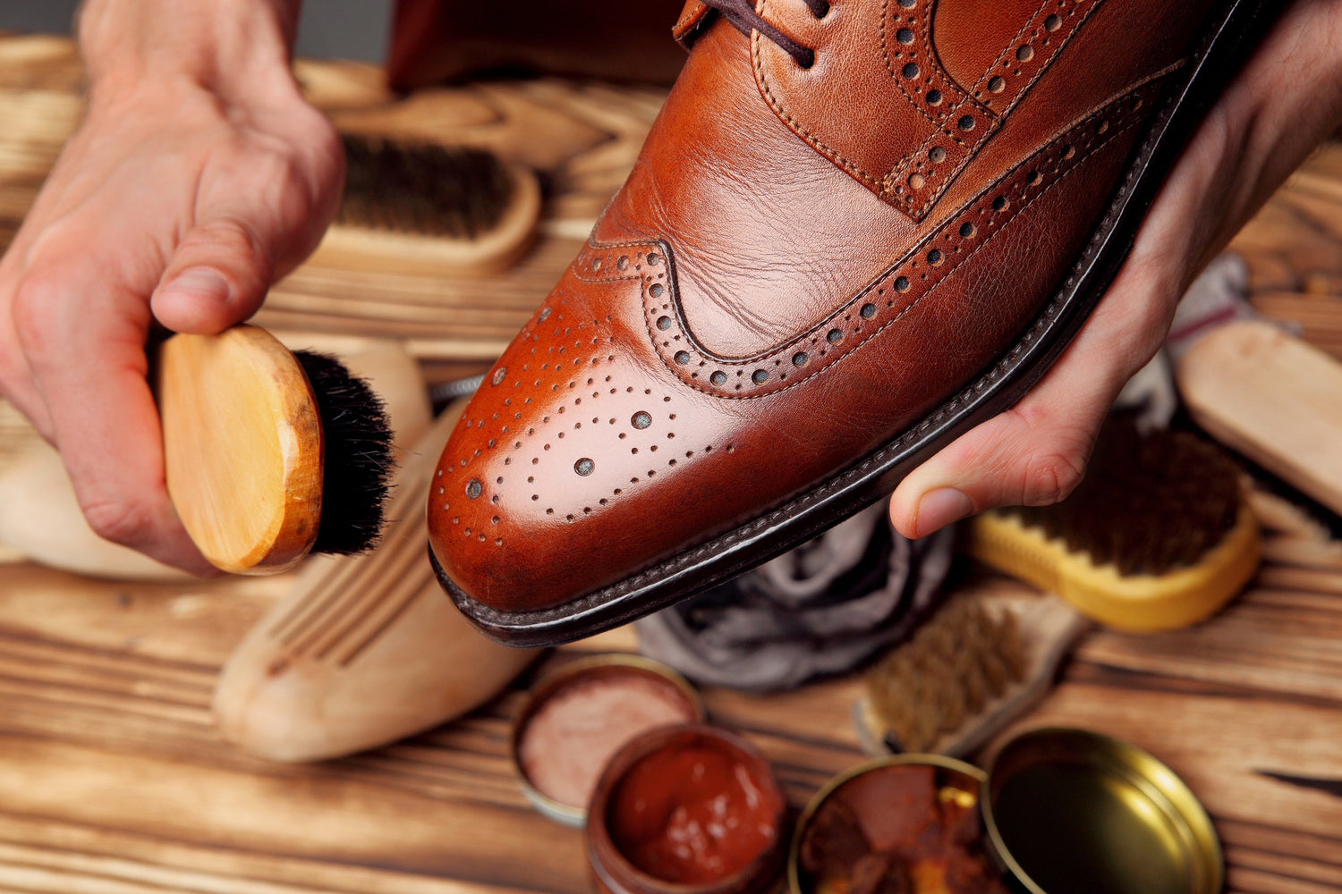 Pflege eines Herrenschuhes mit hochwertigen Schuhpflegeprodukten