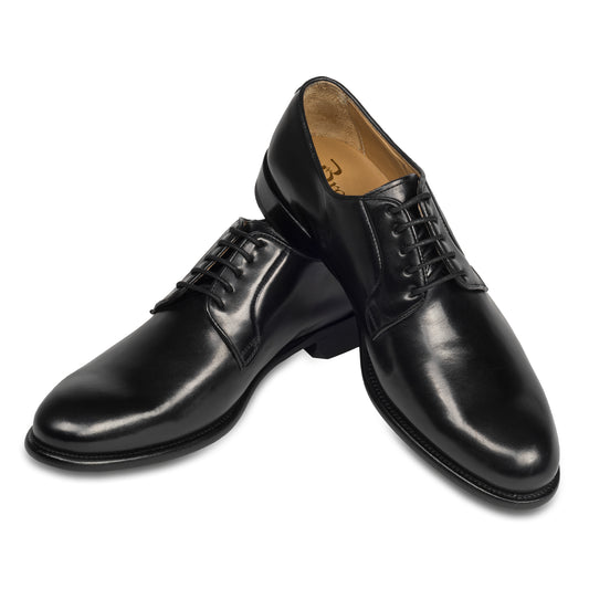 BRECOS Anzugschuhe | Plain Derby Schnürer schwarz, Kalbsleder. Ansicht paarweise überkreuzt