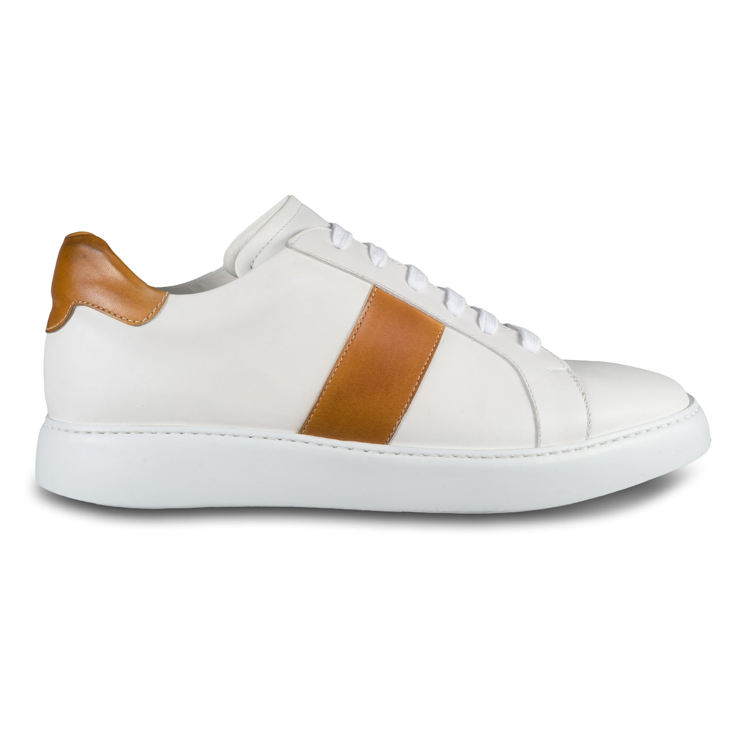 Brecos Herren Kalbsleder Sneaker in weiß mit cognak braun. Leichte, weiße Gummisohle. Handgefertigt in Italien. Ansicht der Außenseite rechter Schuh. 