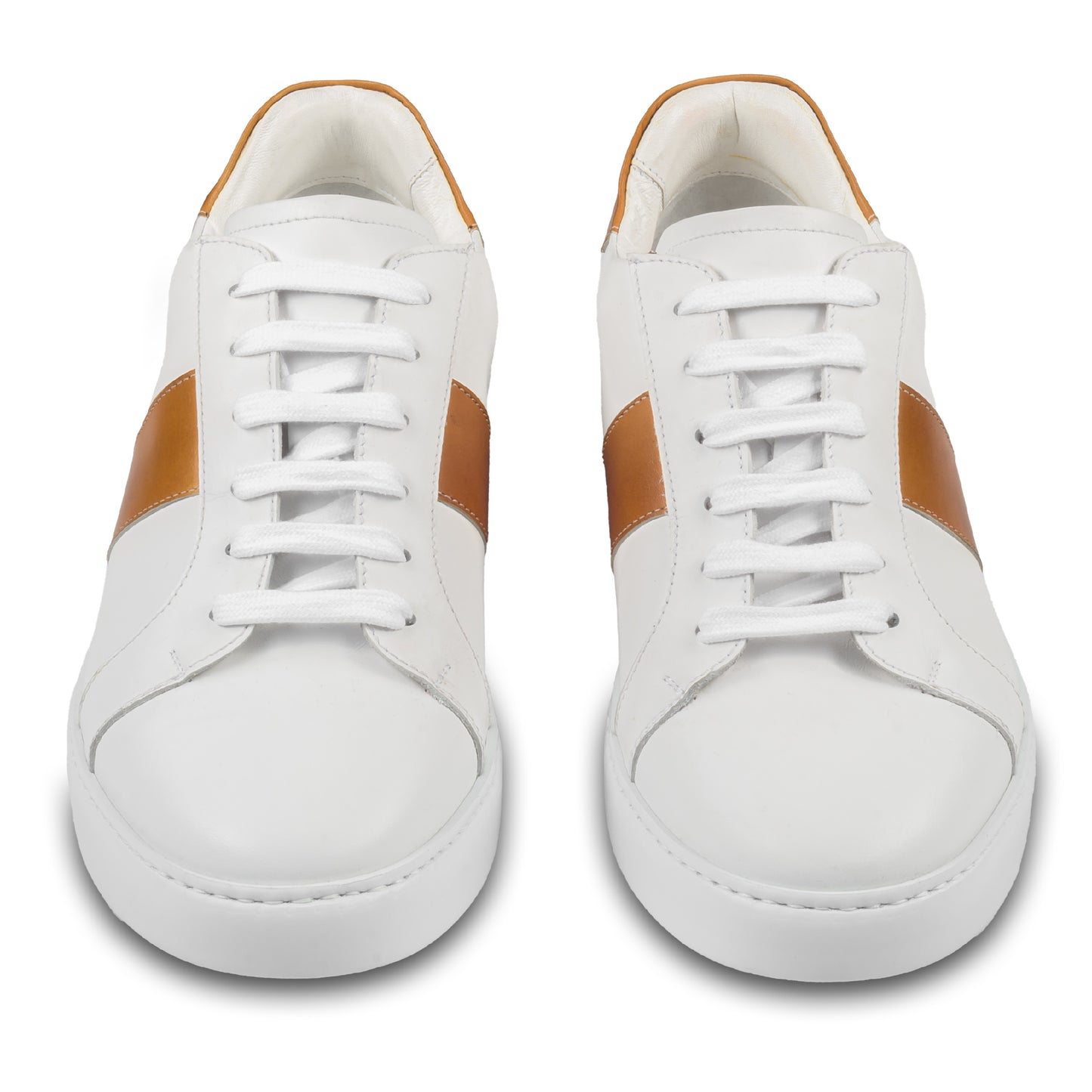 Brecos Herren Kalbsleder Sneaker in weiß mit cognak braun. Leichte, weiße Gummisohle. Handgefertigt in Italien. Paarweise Ansicht von vorne.  