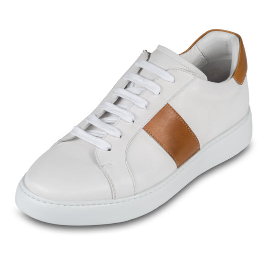 Brecos Herren Kalbsleder Sneaker in weiß mit cognak braun. Leichte, weiße Gummisohle. Handgefertigt in Italien. Schräge Ansicht linker Schuh.