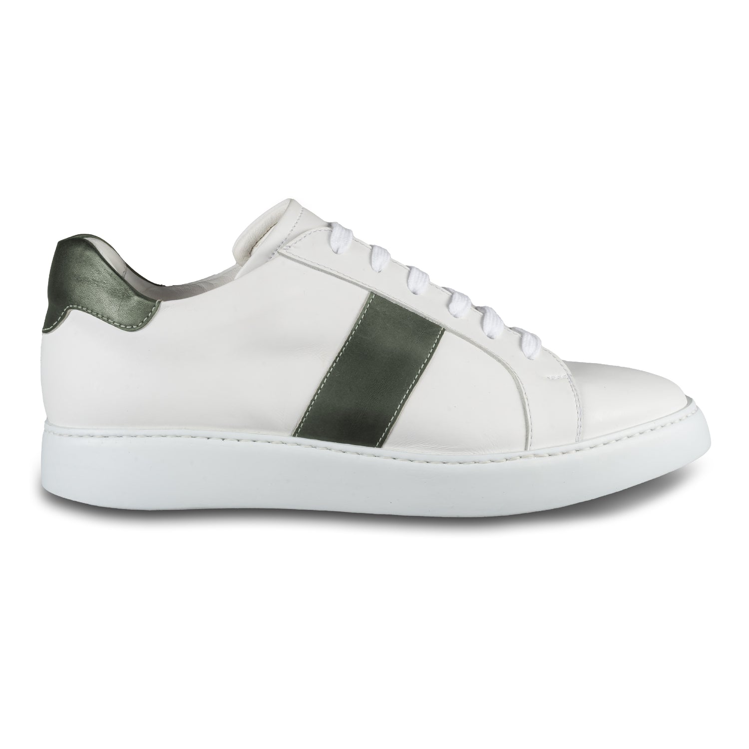 Brecos Herren Kalbsleder Sneaker in weiß mit grün. Leichte, weiße Gummisohle. Handgefertigt in Italien. Ansicht der Außenseite rechter Schuh. 