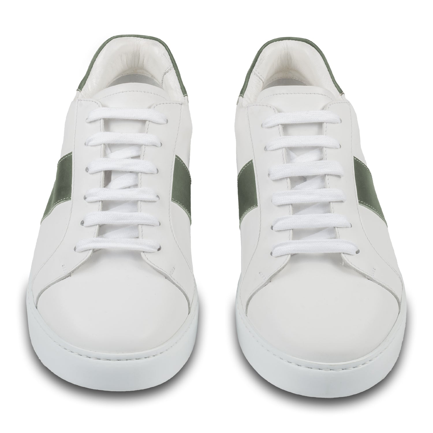 Brecos Herren Kalbsleder Sneaker in weiß mit grün. Leichte, weiße Gummisohle. Handgefertigt in Italien. Paarweise Ansicht von vorne.  