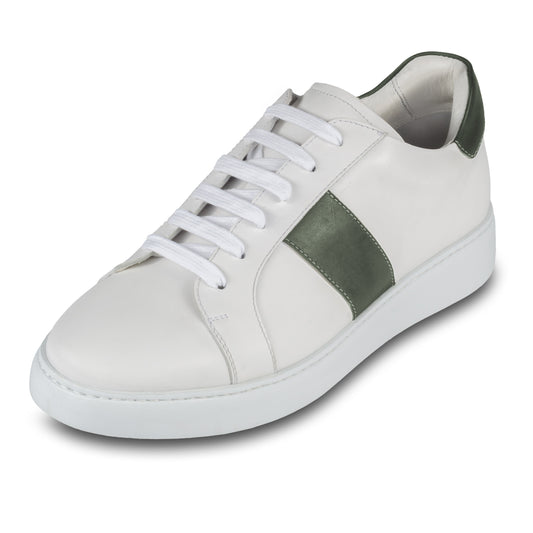Brecos Herren Kalbsleder Sneaker in weiß mit grün. Leichte, weiße Gummisohle. Handgefertigt in Italien. Schräge Ansicht linker Schuh.