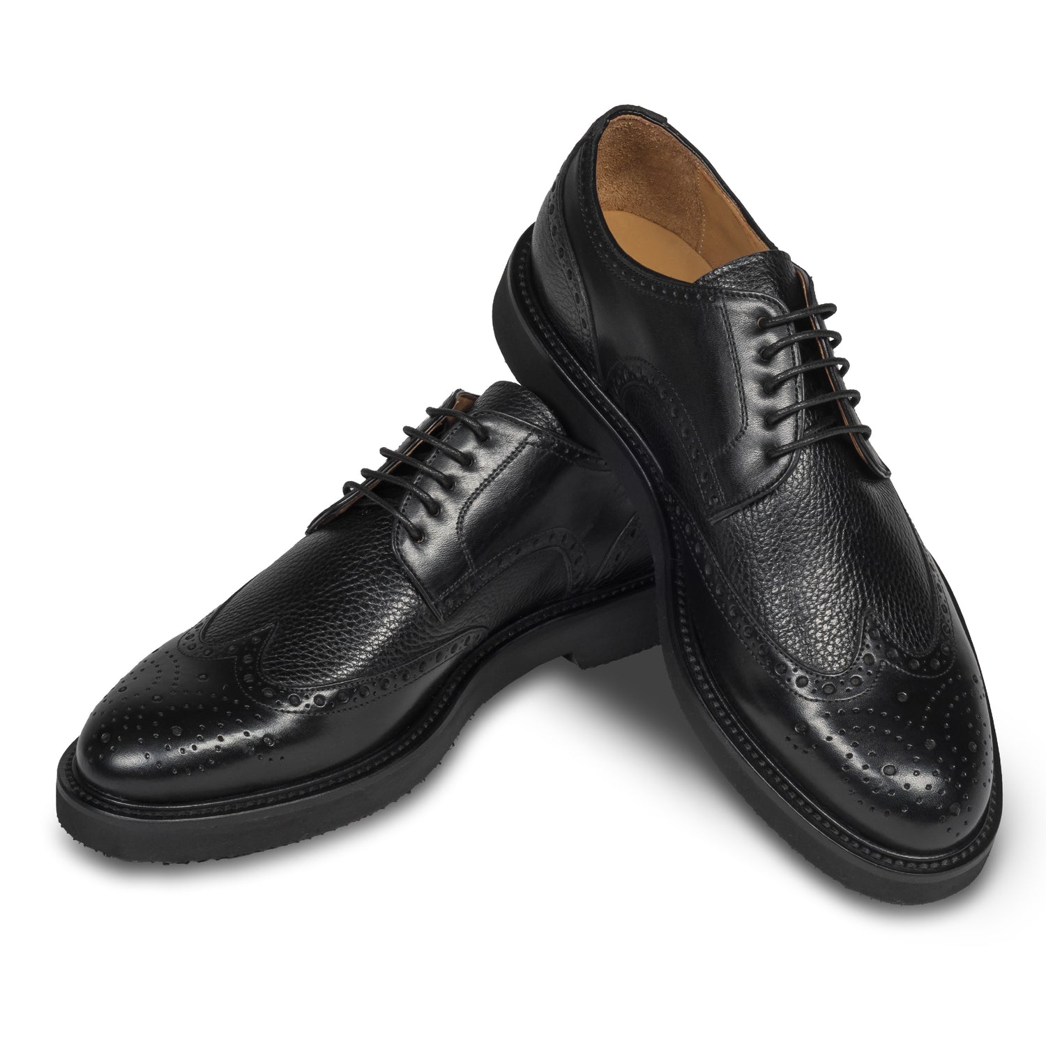 BRECOS – Italienischer Herren Schnür-Halbschuh im Budapester-Stil, schwarz, aus Kalbsleder mit ultraleichter Gummiprofilsohle. Handgefertigt und durchgenäht. Schuhe paarweise überkreuzt aufgestellt.