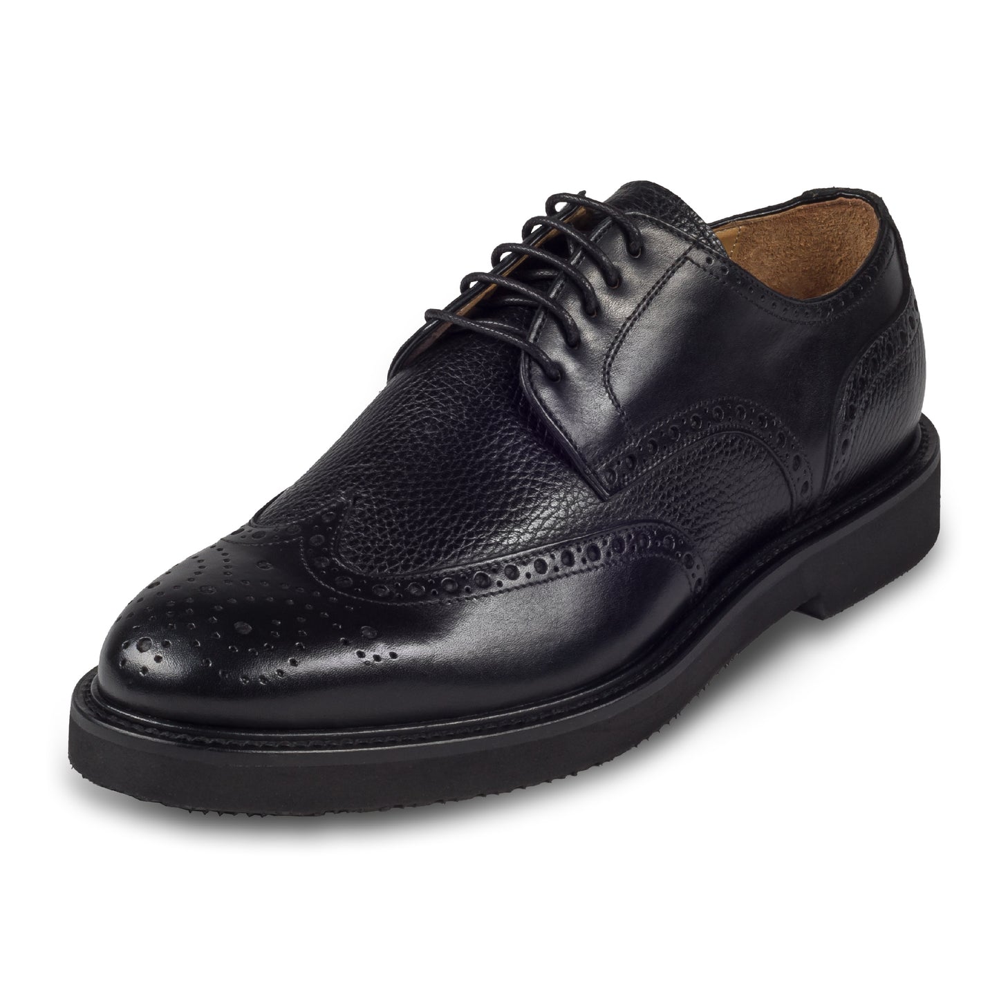 BRECOS – Italienischer Herren Schnür-Halbschuh im Budapester-Stil, schwarz, aus Kalbsleder mit ultraleichter Gummiprofilsohle. Handgefertigt und durchgenäht. Schräge Ansicht linker Schuh.