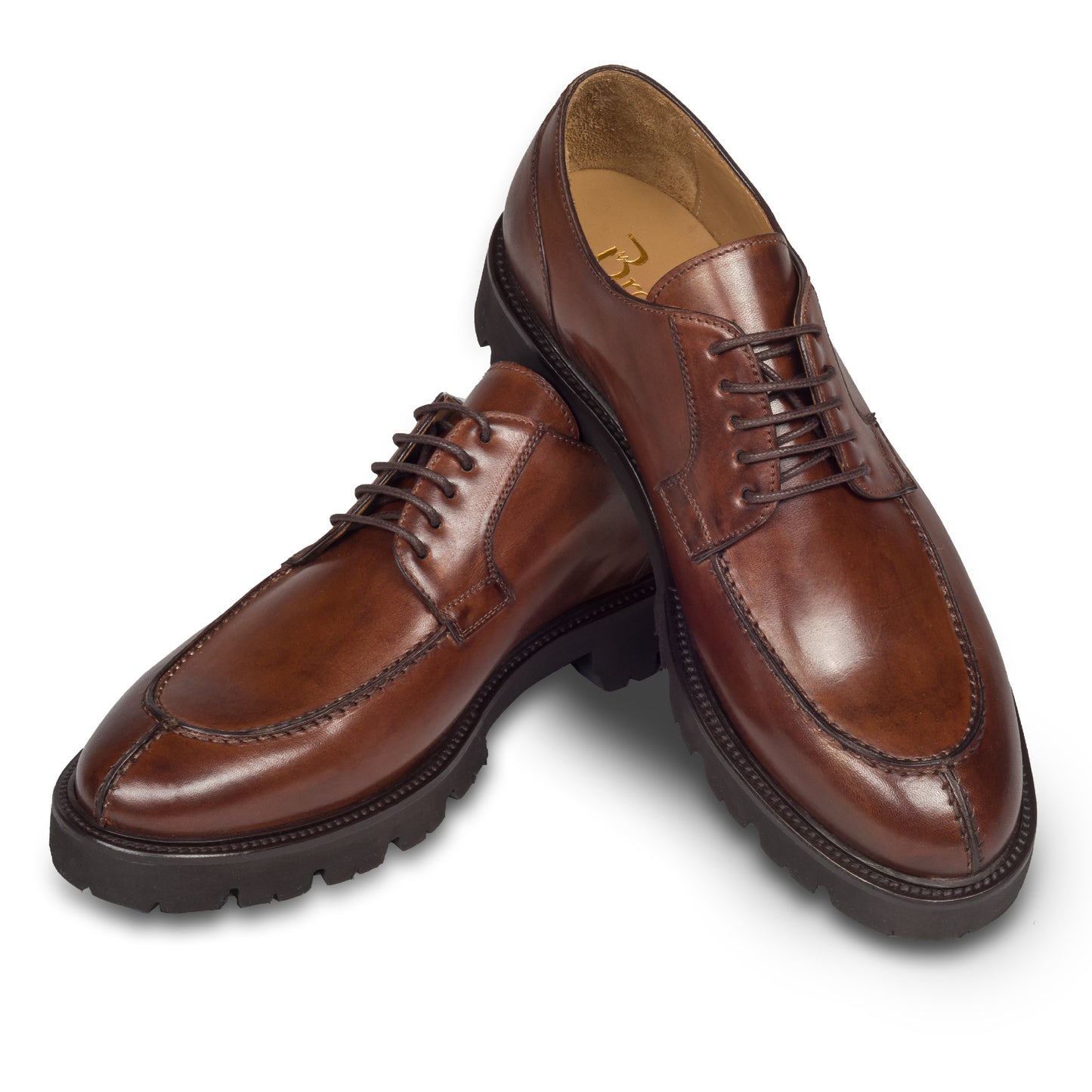 BRECOS – Italienischer Herren Schnür-Halbschuh in kastanien braun, aus Kalbsleder mit ultraleichter Gummiprofilsohle. Handgefertigt und durchgenäht. Schuhe paarweise überkreuzt aufgestellt.
