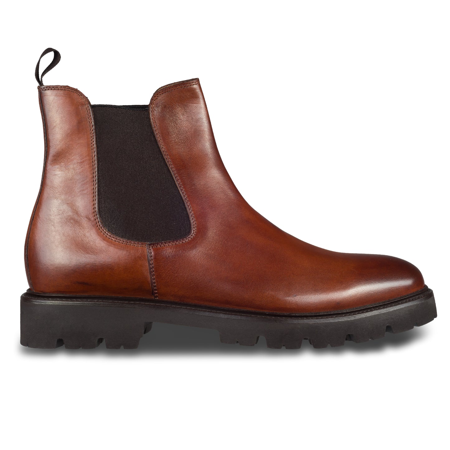 BRECOS Herren Chelsea-Stiefelette aus Kalbsleder, braun. Mit ultraleichter Gummiprofil-Sohle. Handgefertigt und Durchgenäht. Ansicht der Außenseite rechter Schuh. 