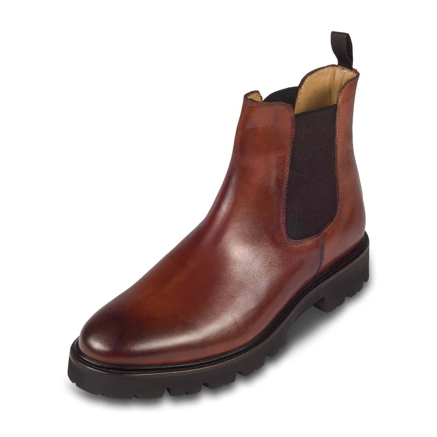 BRECOS Herren Chelsea-Stiefelette aus Kalbsleder, braun. Mit ultraleichter Gummiprofil-Sohle. Handgefertigt und Durchgenäht. Schräge Ansicht linker Schuh.