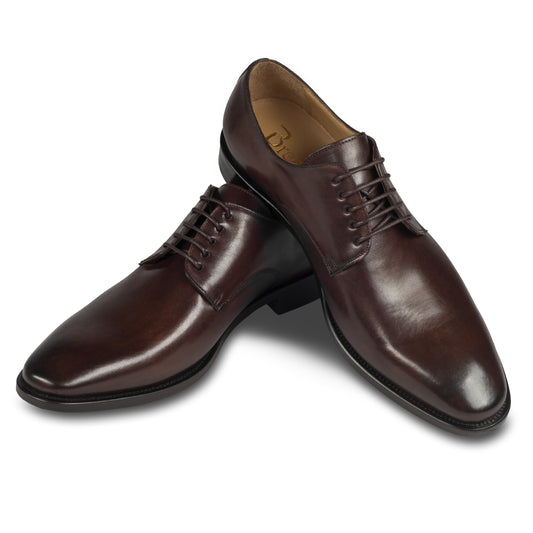 BRECOS – Italienische Herren Anzugschuhe, Plain Derby Schnürer in dunkel braun. Handgefertigt und durchgenäht. Schuhe paarweise überkreuzt aufgestellt. 
