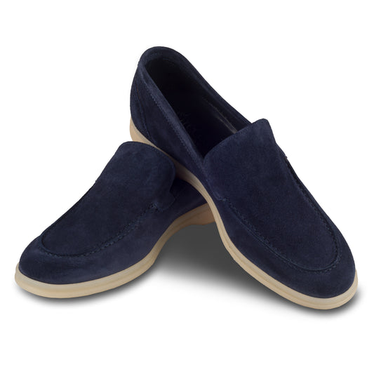 Brecos Italienische Herren-Loafer aus weichem Veloursleder in blau. Mit leichter Gummisohle.  Handgefertigt in Italien. Paarweise Ansicht überkreuzt.
