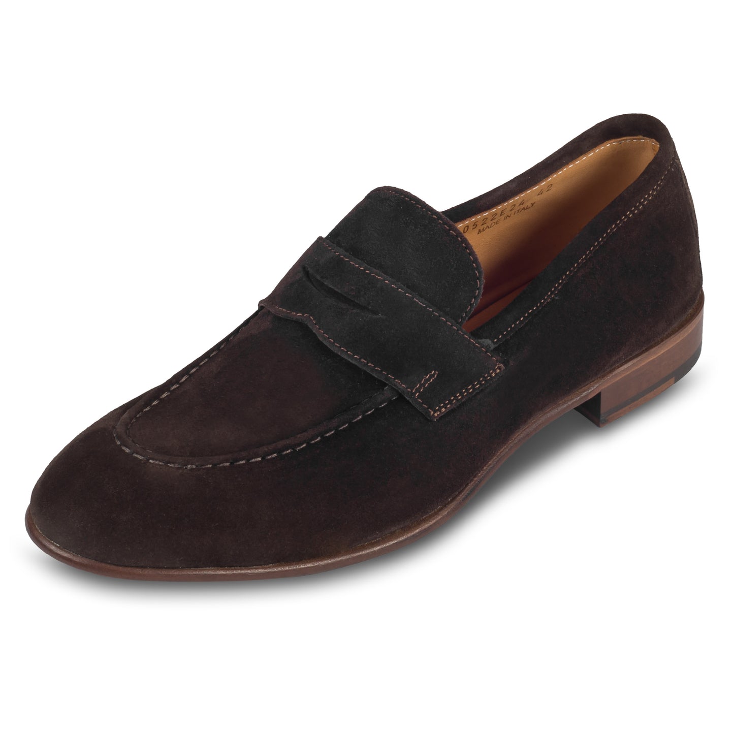 Brecos Italienische Herren-Loafer aus Veloursleder in dunkelbraun. Mit Leder-/Gummisohle. Durchgenäht und handgefertigt in Italien. Schräge Ansicht linker Schuh.
