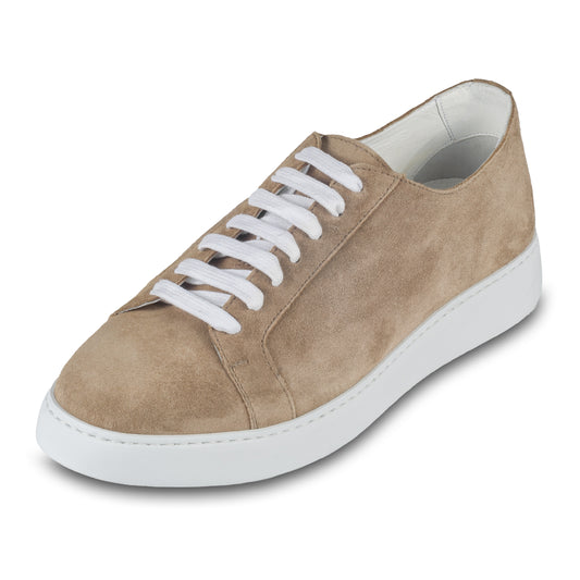 Brecos Herren Sneaker aus Veloursleder in beige / hellbraun. Leichte, weiße Gummisohle. Handgefertigt in Italien. Schräge Ansicht linker Schuh.