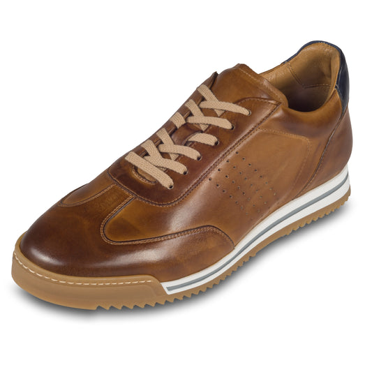 Brecos Herren Sneaker aus Kalbseder in cognak braun. Lässige Gummisohle. Handgefertigt in Italien. Schräge Ansicht linker Schuh.