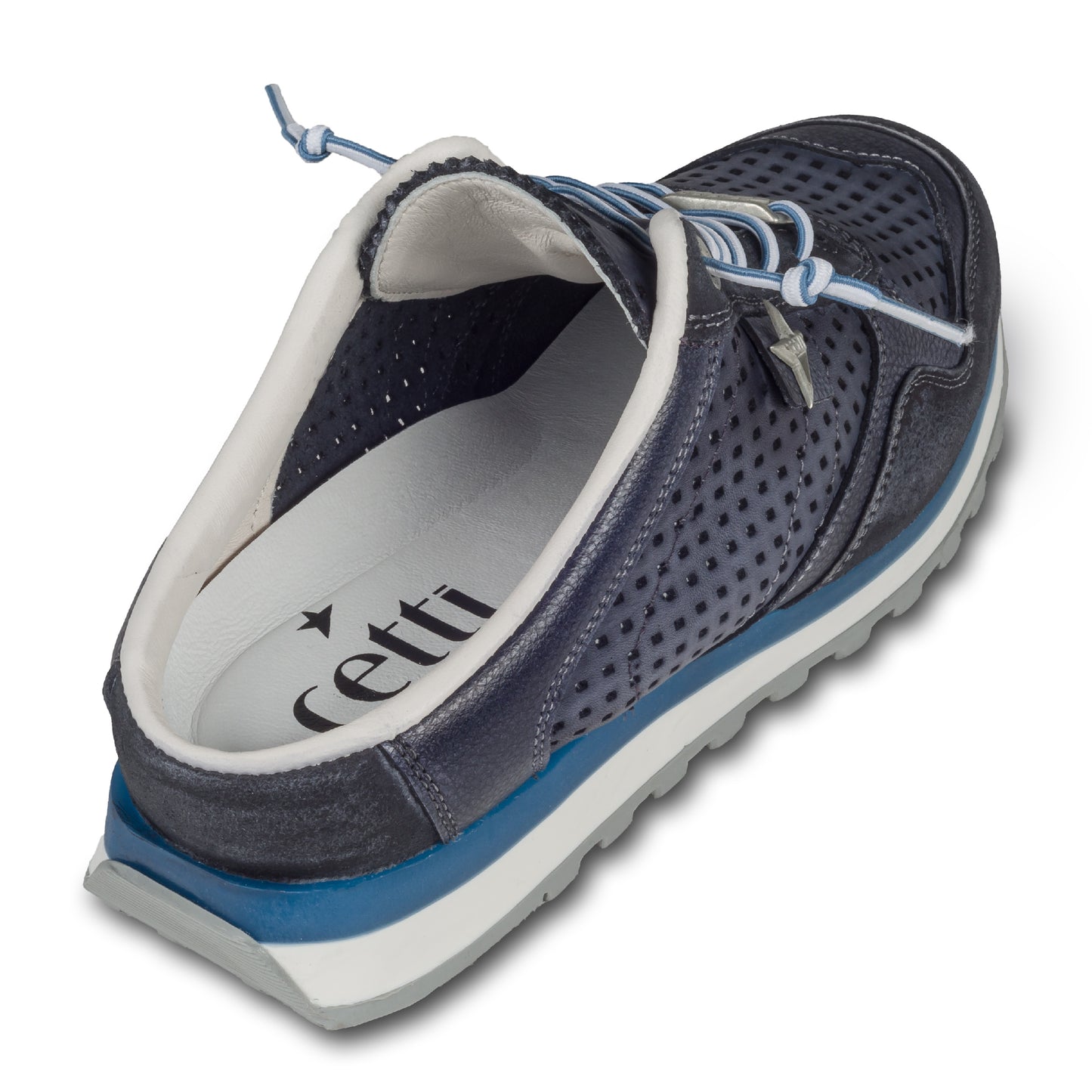 CETTI Herren Leder Sneaker-Mule, Modell „C848“ in dunkelblau / grau (used tin antracita), Made in Spain. Ansicht der Ferse und Sohlenunterseite. Schräge Ansicht rechter Schuh von hinten.