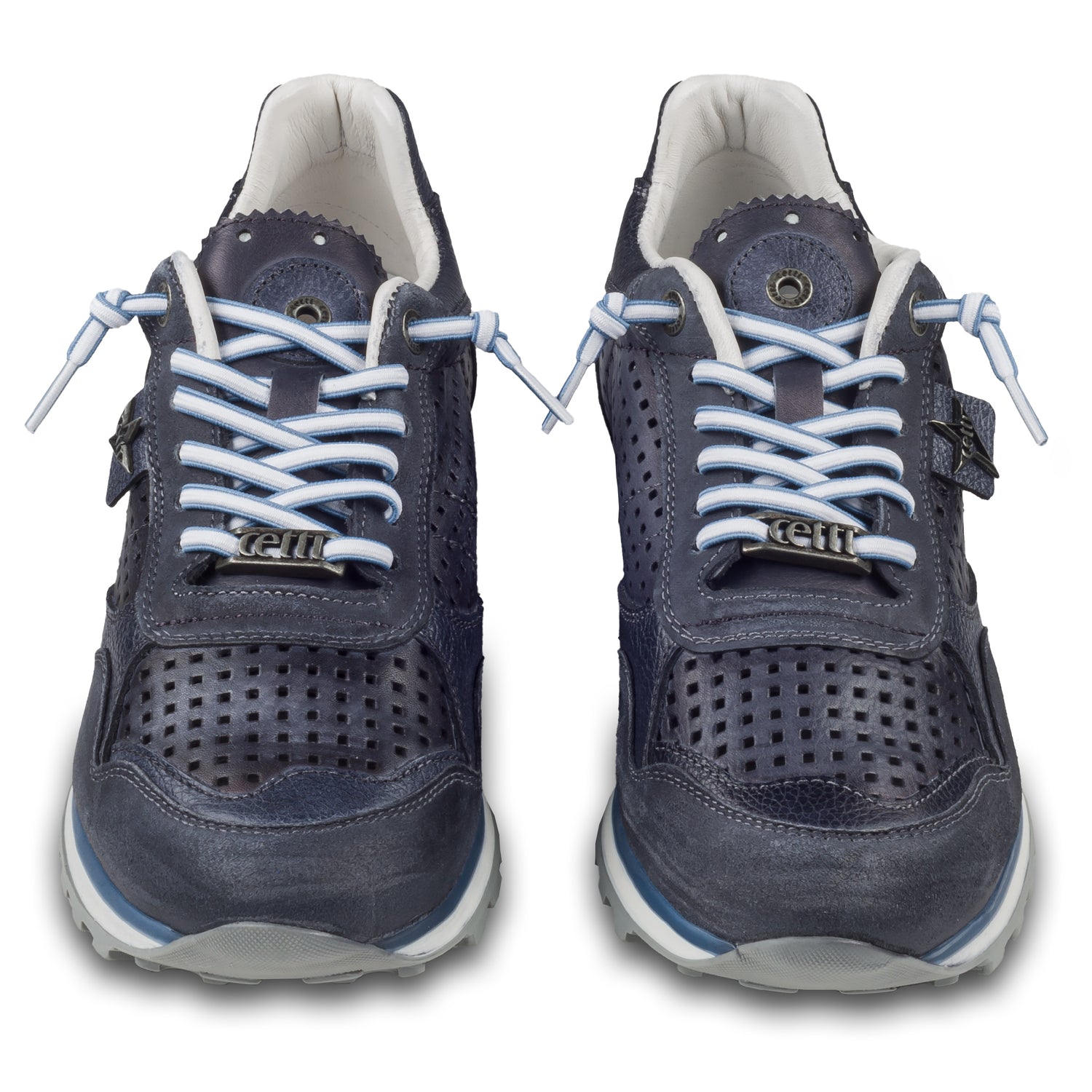 CETTI Herren Leder Sneaker, Modell „C848“ in dunkel blau / grau (used tin antracite), Made in Spain. Ansicht der Ferse und Sohlenunterseite. Paarweise Ansicht von vorne.  