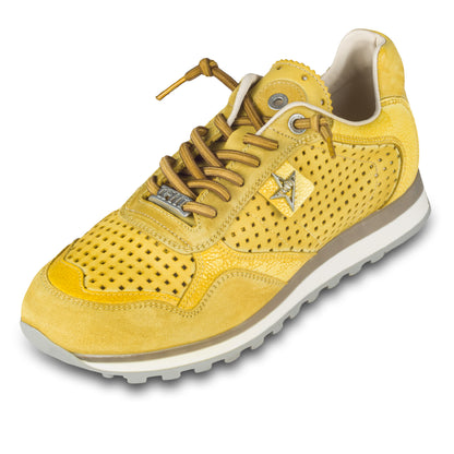 CETTI Herren Sommer Leder Sneaker, Modell „C848“ in gelb (used tin lemon). Perforiertes Leder. Made in Spain. Ansicht linker Schuh schräg