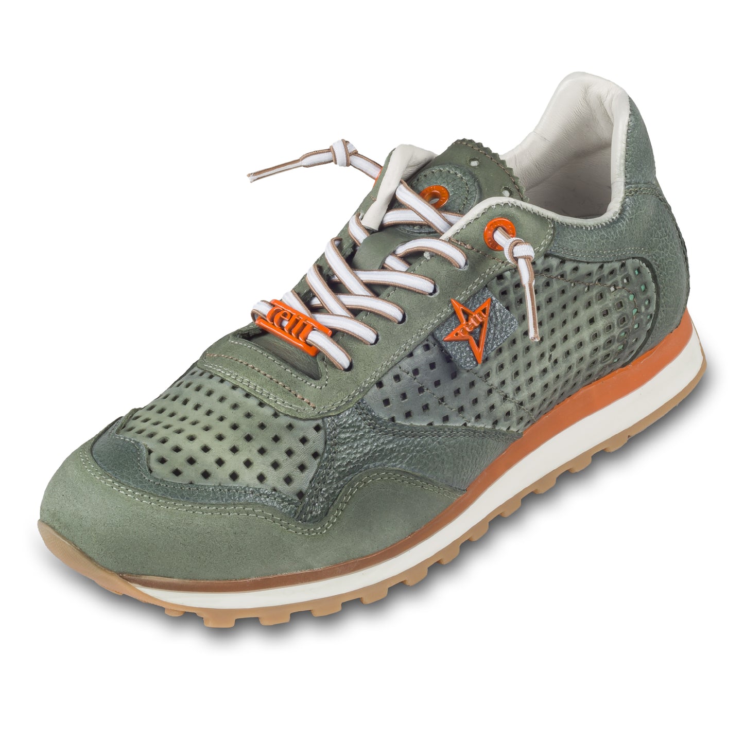 CETTI Herren Leder Sneaker, Modell „C848“ in grün (used tin kombat), Made in Spain. Ansicht der Ferse und Sohlenunterseite. Schräge Ansicht linker Schuh.
