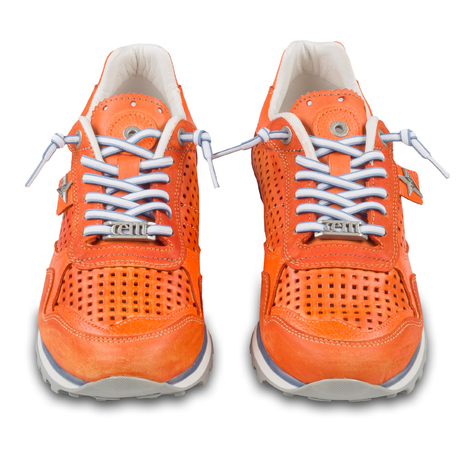 CETTI Herren Leder Sneaker, Modell „C848“ in orange (used tin ambar), Made in Spain. Ansicht der Ferse und Sohlenunterseite. Paarweise Ansicht von vorne. 