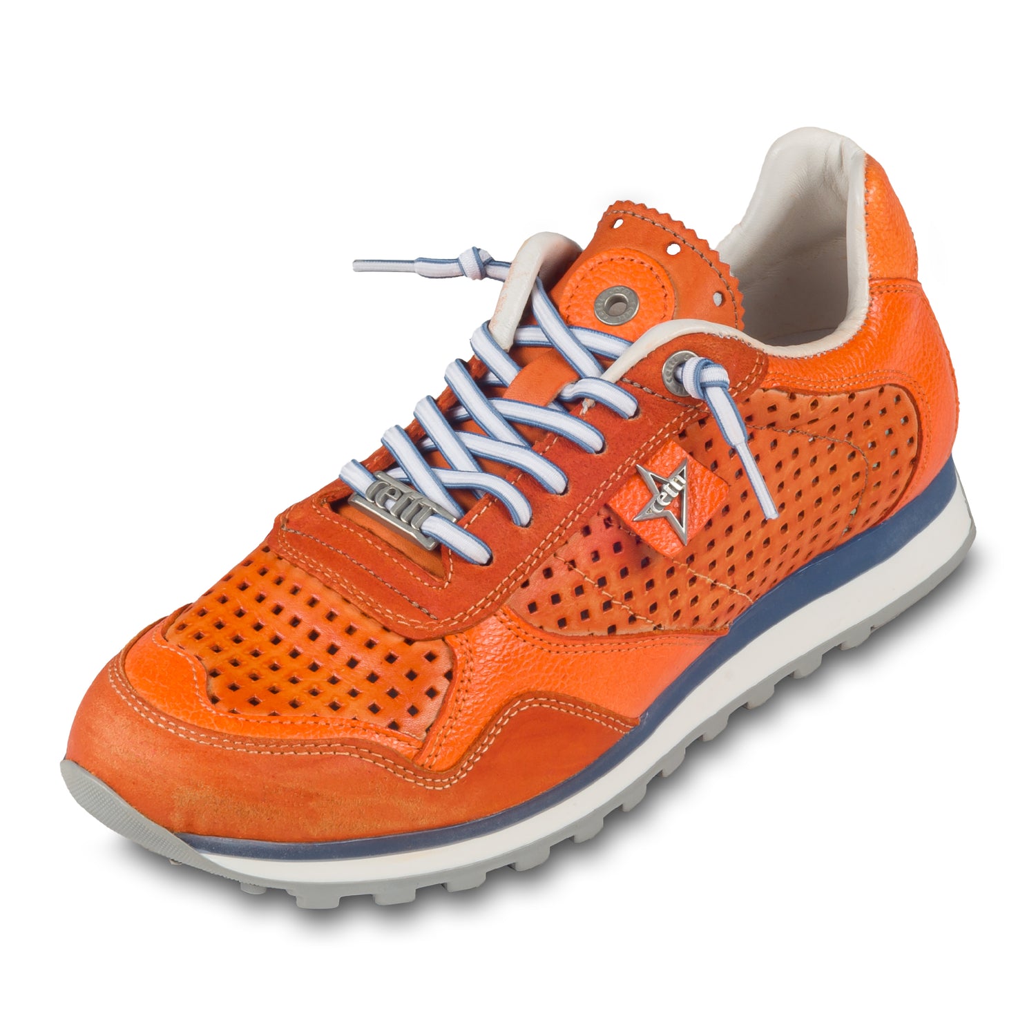 CETTI Herren Leder Sneaker, Modell „C848“ in orange (used tin ambar), Made in Spain. Ansicht der Ferse und Sohlenunterseite. Schräge Ansicht linker Schuh.