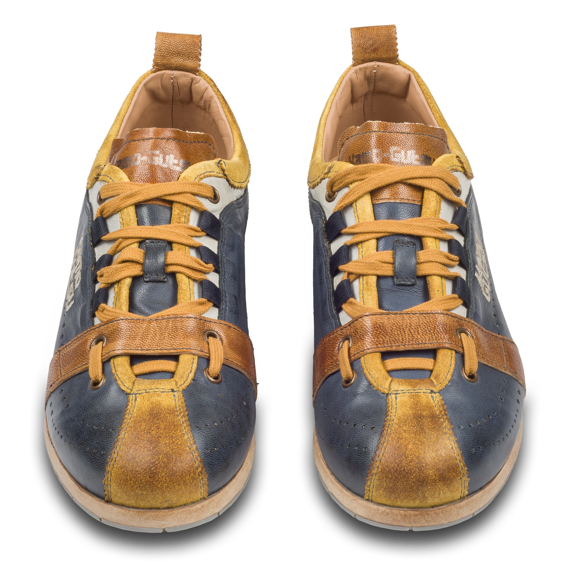 KAMO-GUTSU Herren Leder Sneaker dunkelblau / gelb, stone-washed. Modell TIFO-017 ocra + notte. Handgefertigt in Italien. Paarweise Ansicht von vorne.