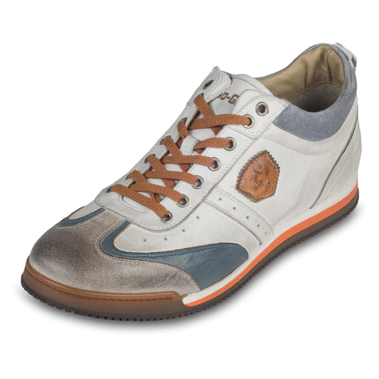 KAMO-GUTSU Herren Leder Sneaker weiß / grau / blau, Retro-Optik. Modell SCUDO-005 bianco combi. Handgefertigt in Italien. Schräge Ansicht linker Schuh. Braune Schnürbänder.