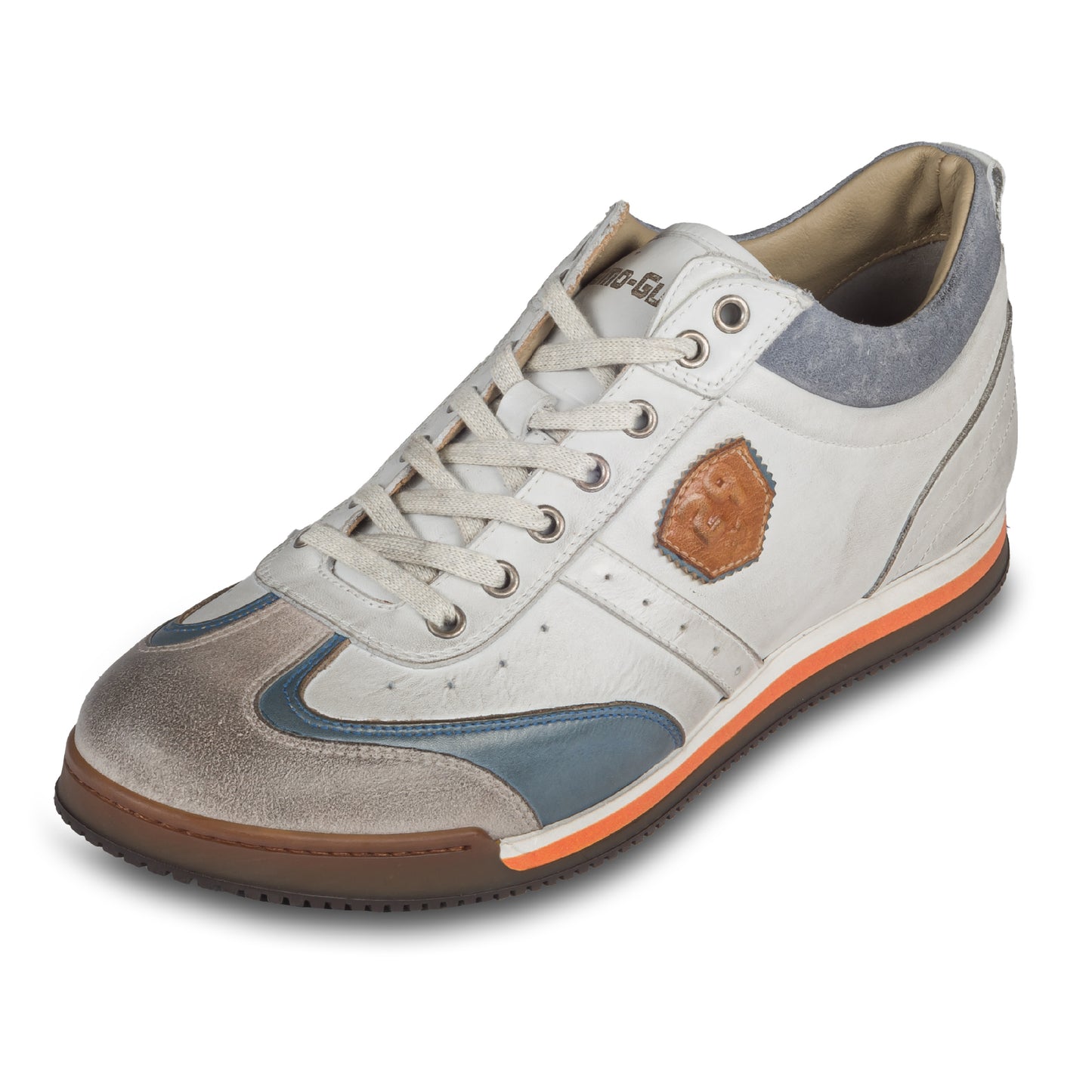 KAMO-GUTSU Herren Leder Sneaker weiß / grau / blau, Retro-Optik. Modell SCUDO-005 bianco combi. Handgefertigt in Italien. Schräge Ansicht linker Schuh. Graue Schnürbänder.