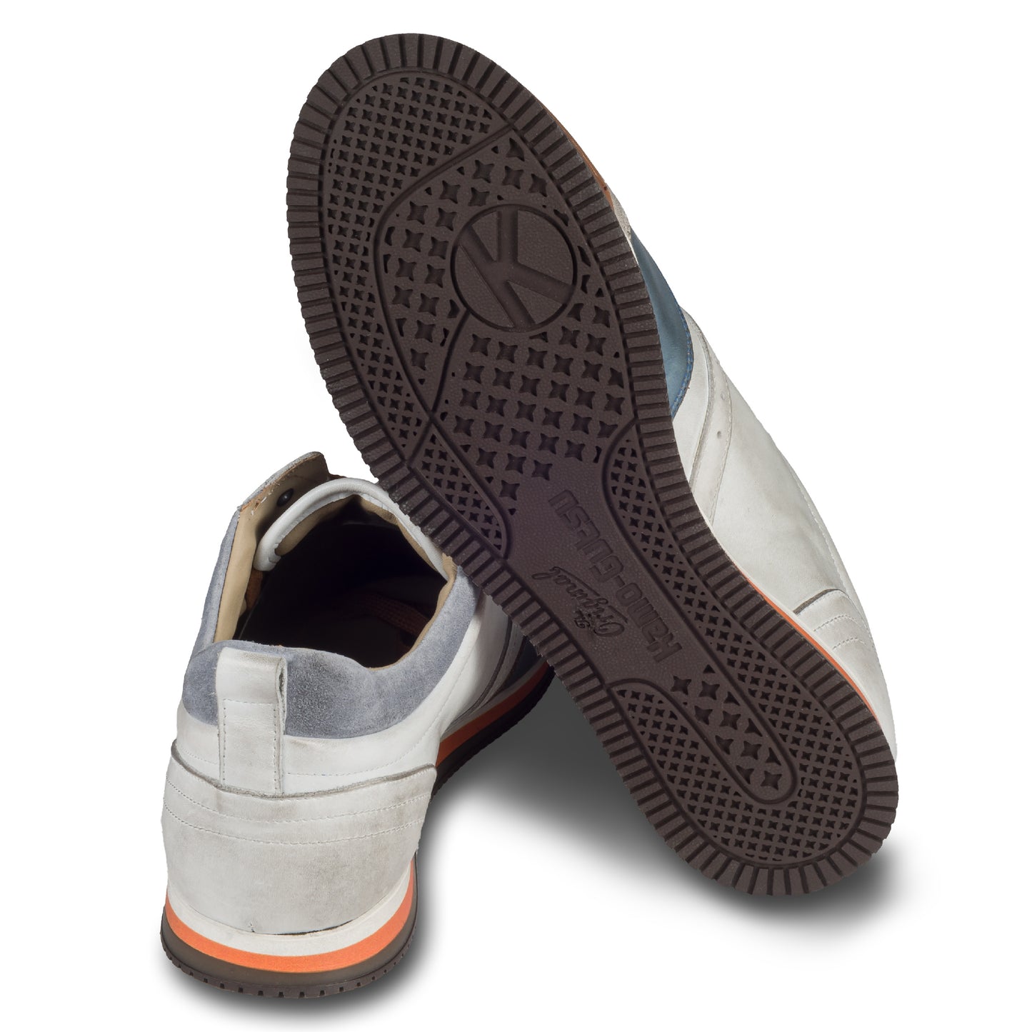 KAMO-GUTSU Herren Leder Sneaker weiß / grau / blau, Retro-Optik. Modell SCUDO-005 bianco combi. Handgefertigt in Italien. Ansicht der Ferse und Sohlenunterseite. 