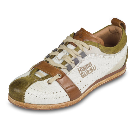 KAMO-GUTSU-Italienischer-Herren-Leder-Sneaker-weiss-oliv-gruen-TIFO-017-olivio-onda-handgefertigt. Handgefertigt in Italien. Schräge Ansicht linker Schuh.