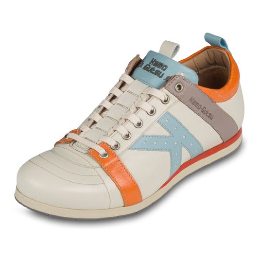 KAMO-GUTSU-Italienischer-Herren-Leder-Sneaker-weiss-orange-blau-grau-TIFO-042-bianco-cielo-handgefertigt. Schräge Ansicht linker Schuh.