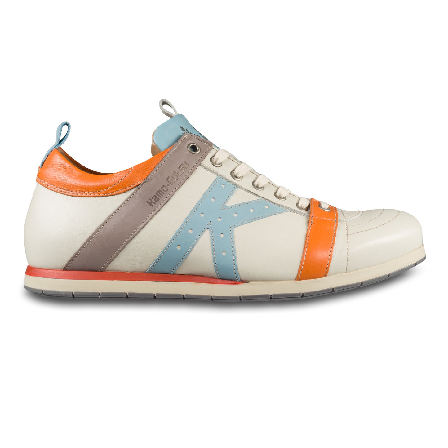 KAMO-GUTSU-Italienischer-Herren-Leder-Sneaker-weiss-orange-blau-grau-TIFO-042-bianco-cielo-handgefertigt. Ansicht der Außenseite rechter Schuh. 