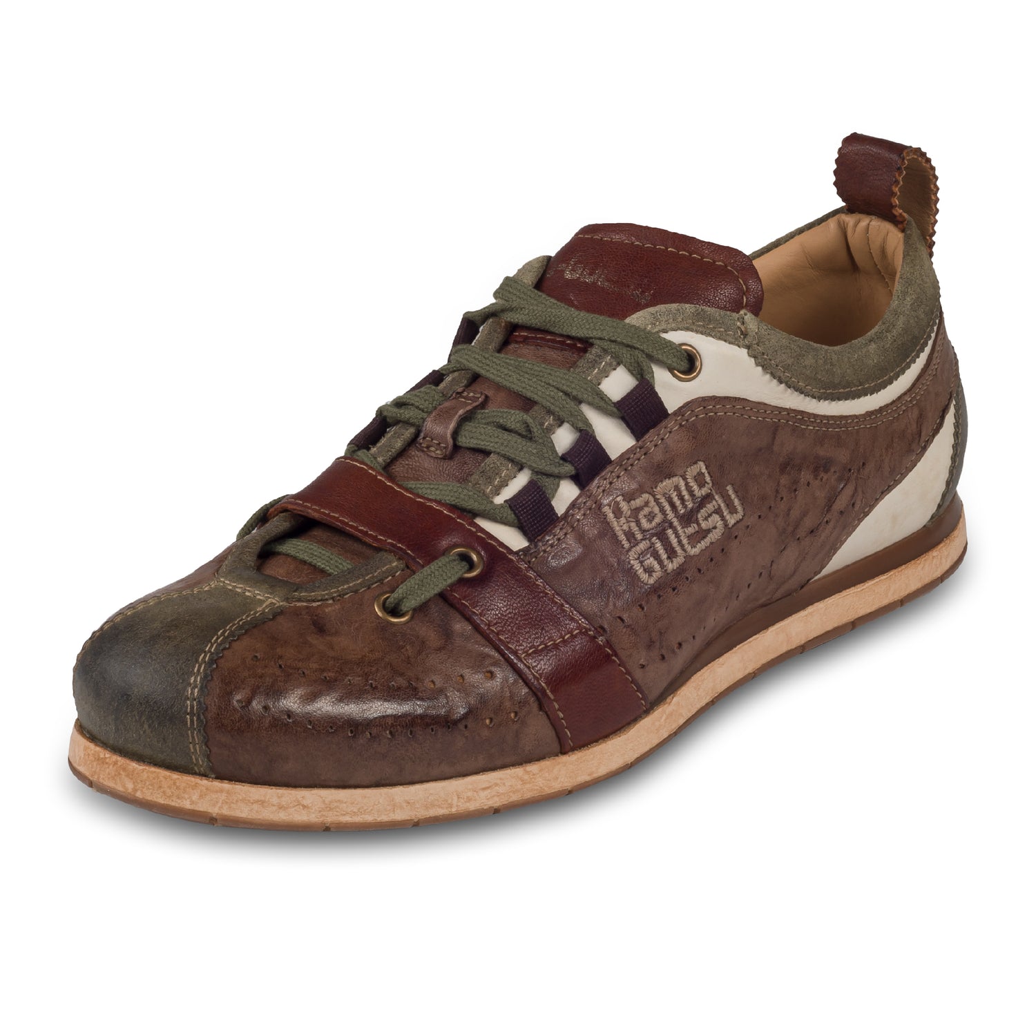 KAMO-GUTSU Italienischer Herren Leder Sneaker, braun mit grün, Retro-Optik, Modell TIFO-017 fango marrone. Handgefertigt. Schräge Ansicht linker Schuh.