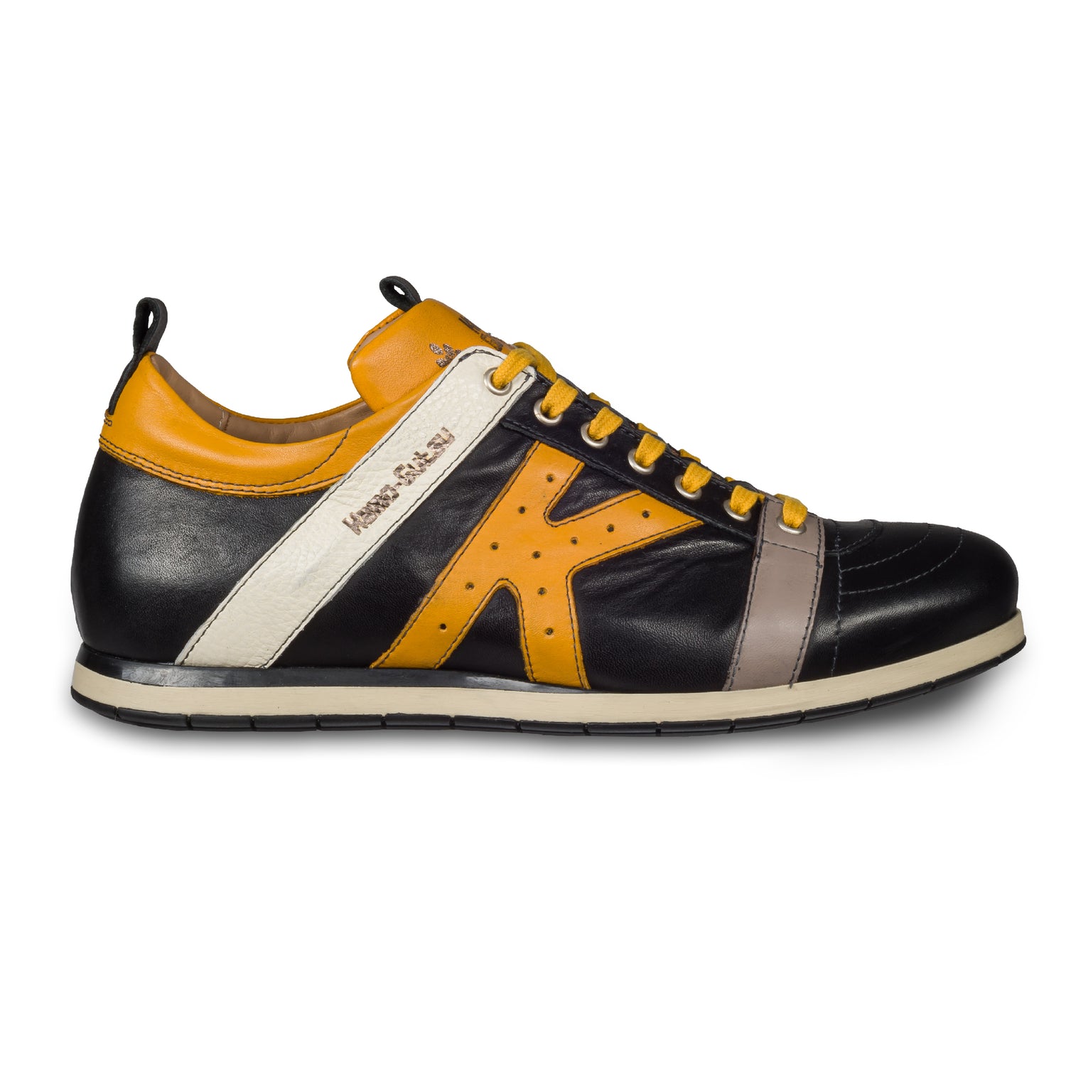KAMO-GUTSU Italienische Leder Sneaker, schwarz mit gelb und weiß (TIFO-042 nero girasole). Handgefertigt in Italien. Seitliche Ansicht der Außenseite rechter Schuh.