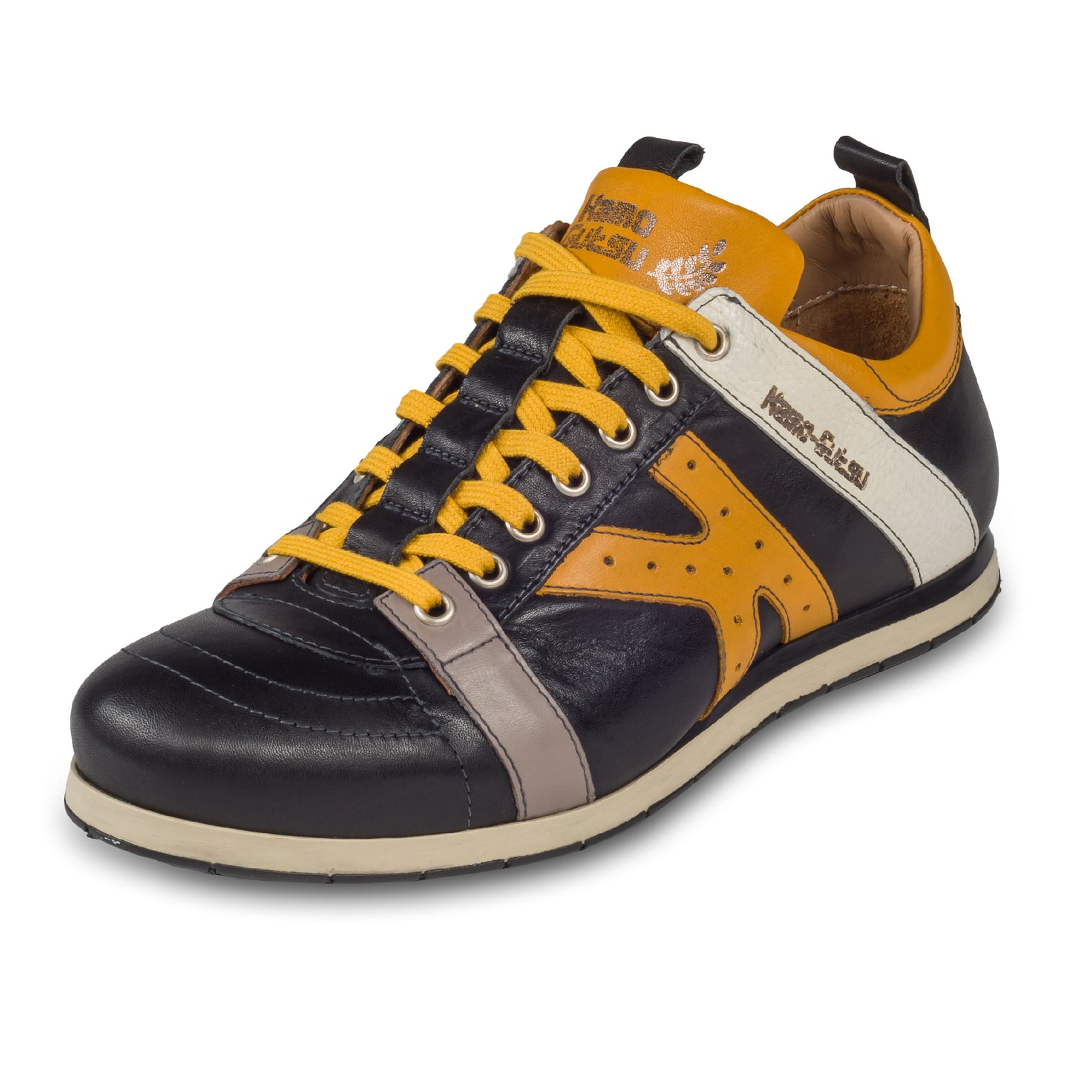 KAMO-GUTSU Italienische Leder Sneaker, schwarz mit gelb und weiß (TIFO-042 nero girasole). Handgefertigt in Italien. Schräge Ansicht linker Schuh.