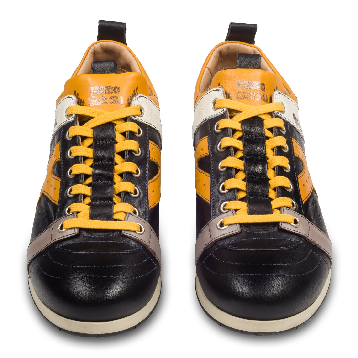 KAMO-GUTSU Italienische Leder Sneaker, schwarz mit gelb und weiß (TIFO-042 nero girasole). Handgefertigt in Italien. Paarweise Ansicht von vorne.