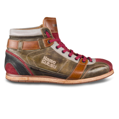 Kamo-Gutsu Sneaker-Stiefel Herren in grün mit rot und braun (TIFO-112 rosso foresta). Aus Kalbsleder stonewashed. Handgefertigt Made in Italy. Ansicht Außenseite rechter Schuh.