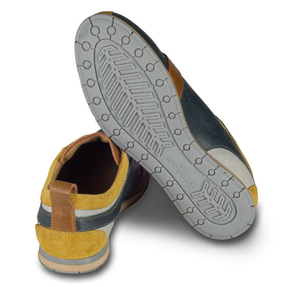 Kamo-Gutsu Sneaker Herren in Blau mit Gelb (TIFO-017 giallo/navy). Aus Kalbsleder stonewashed. Handgefertigt Made in Italy. Ansicht der Ferse und Sohlenunterseite.
