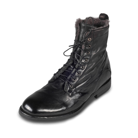 LEMARGO Herren Schnür-Boots in schwarz mit Lammfell. Kalbsleder im stone-washed-Verfahren auf used-Look bearbeitet. Mit Reißverschluß. Handgefertigt und Durchgenäht. Schräge Ansicht linker Schuh.