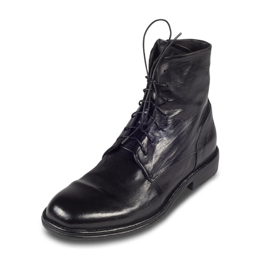 LEMARGO Herren Schnür-Boots in schwarz. Kalbsleder im stone-washed-Verfahren auf used-Look bearbeitet. Mit Reißverschluß. Handgefertigt und Durchgenäht. Schräge Ansicht linker Schuh.